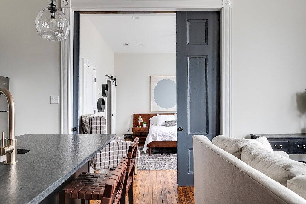 Ganze Wohnung, Ausruhen, Entspannen und Aufladen in einer restaurierten Oase des 20. Jahrhunderts in Richmond, Virginia