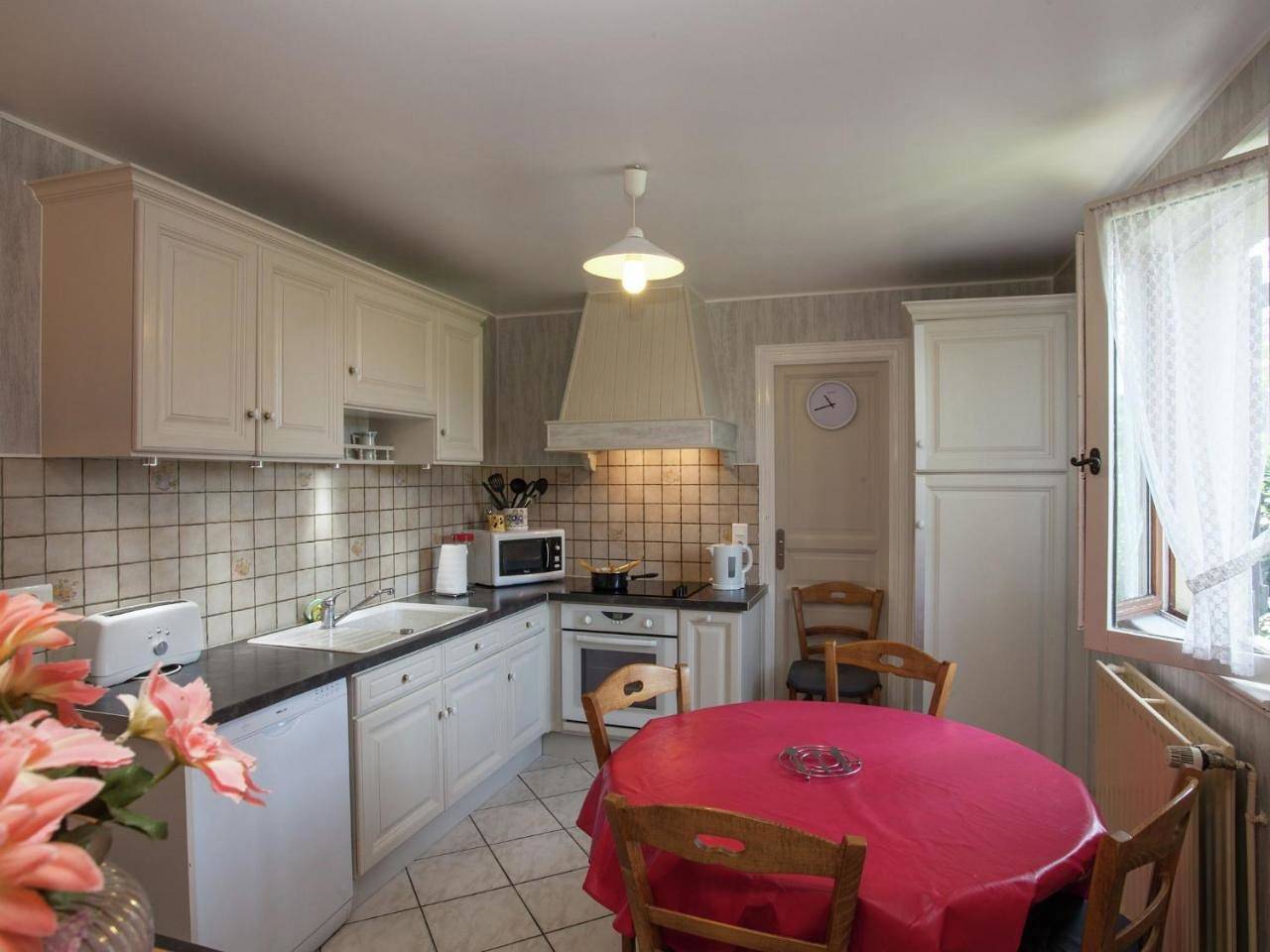 Three-Bedroom Holiday Home in Saint-Julien-de-Lampon, Quercy