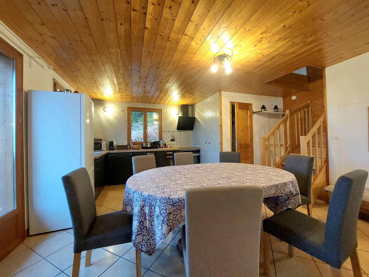 Renovated chalet in a quiet location with terrace, parking, wifi, pets allowed in Arc 1800, Bourg-Saint-Maurice