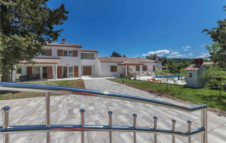 Charming 2-Bedroom Apartment with Pool, Wi-Fi, and Terrace near City Center in Labin City, Labin