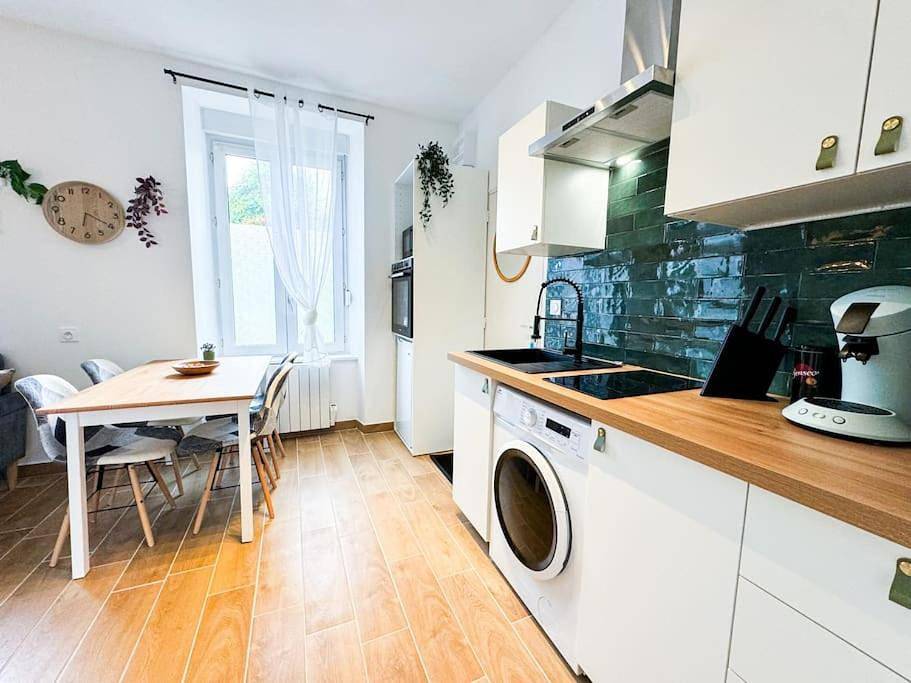 Appartement entier, New Élégance et Confort face à la gare in Guingamp, Région de Guingamp