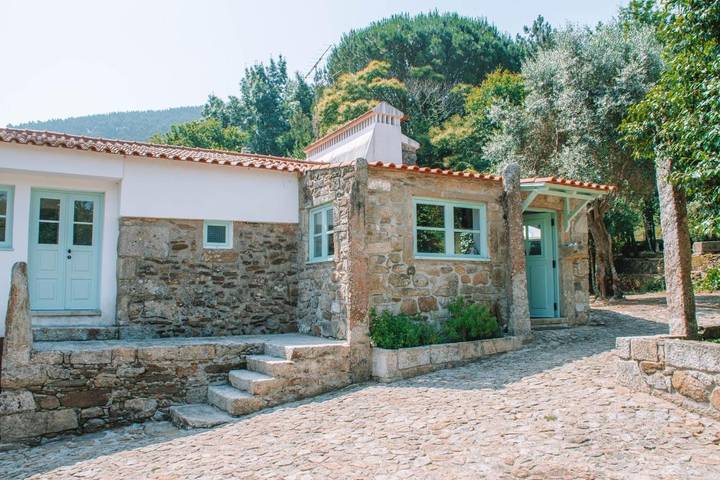 Location de vacances pour 9 personnes, avec Terrasse ainsi que Jardin et Vue dans Vilar de Mouros
