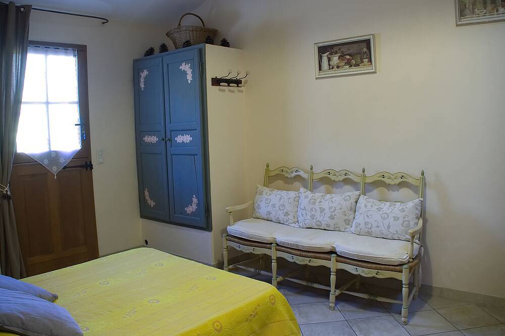 Spacious and comfortable gite for 3 people, nice outdoor space in Suzette, Vaucluse