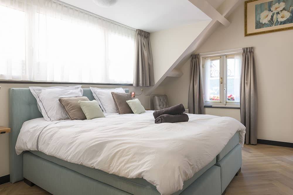 Geheel appartement, Onlangs gerenoveerd gebouw uit 1920 met queensize hotelbed, patio en gedeelde keuken. in Tilburg, Noord-Brabant