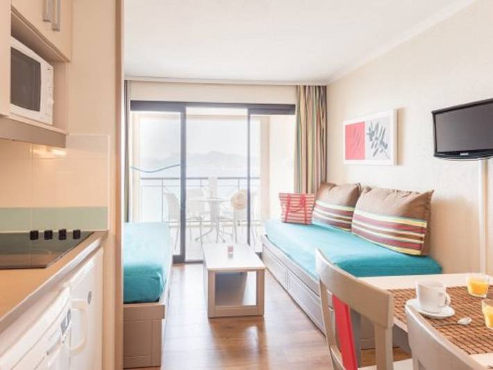 Gîte pour 5 personnes, avec jardin ainsi que terrasse et piscine, animaux acceptés dans Cannes La Bocca - 2