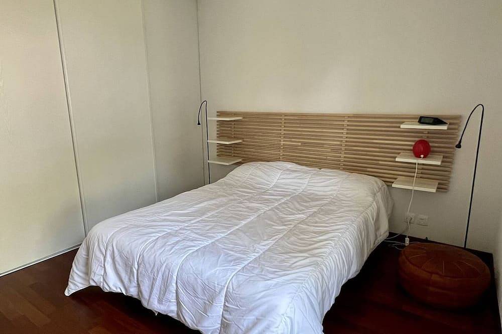 Entire apartment, Cambo-les-Bains: Modern T2 with Seasonal Pool and Parking in Cambo-les-Bains, Bayonne region