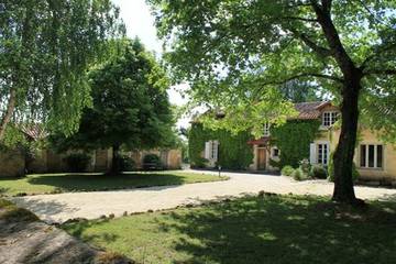 Gîte pour 7 personnes, avec jardin à Marsaneix