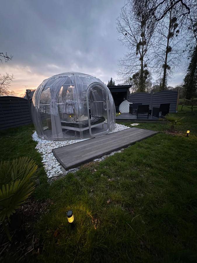 Tente pour 2 personnes, avec Jacuzzi ainsi que Terrasse et Jardin en Ille-et-Vilaine
