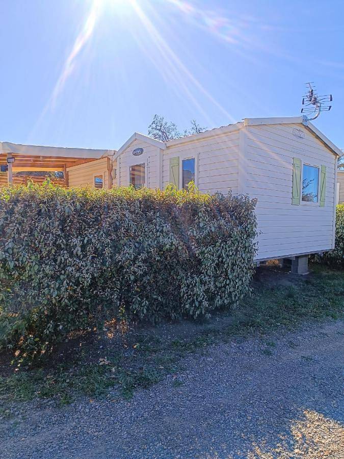 Camping pour 5 personnes, avec terrasse et piscine ainsi que bassin pour enfant et jardin à Port-la-Nouvelle - 3