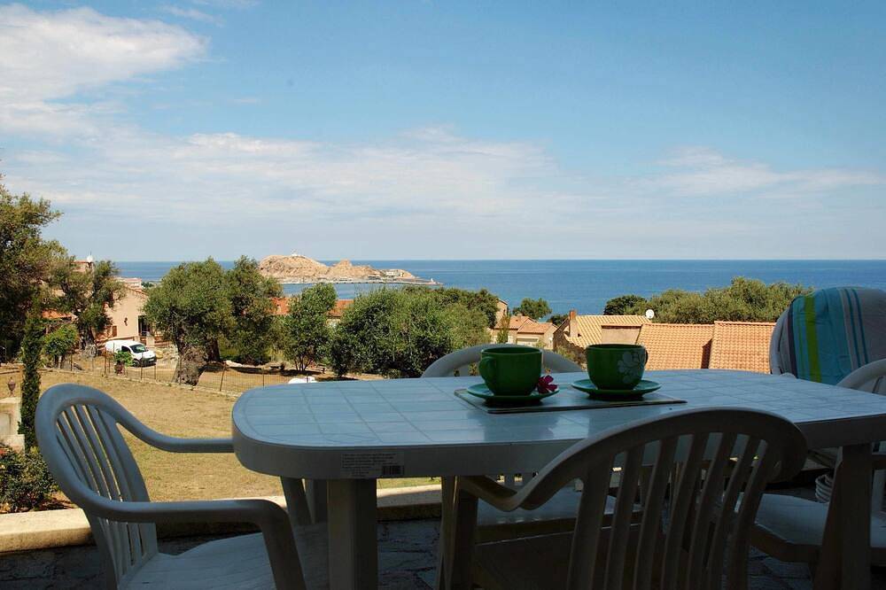 Appartement entier, Deux Pieces Vue Mer Et Port Grande Terrasse Dans Jardin Arbore in Monticello, Région de Calvi