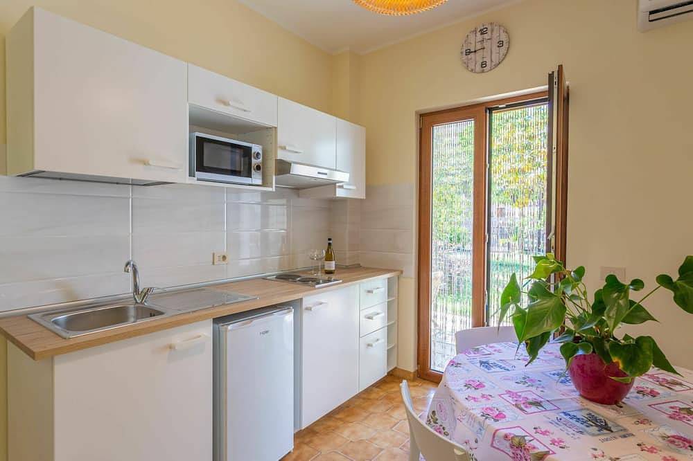Entire apartment, Beautiful apartment for 4 guests with A/C, Wifi, Tv, terrace and parking in Francavilla al Mare, Chieti Province