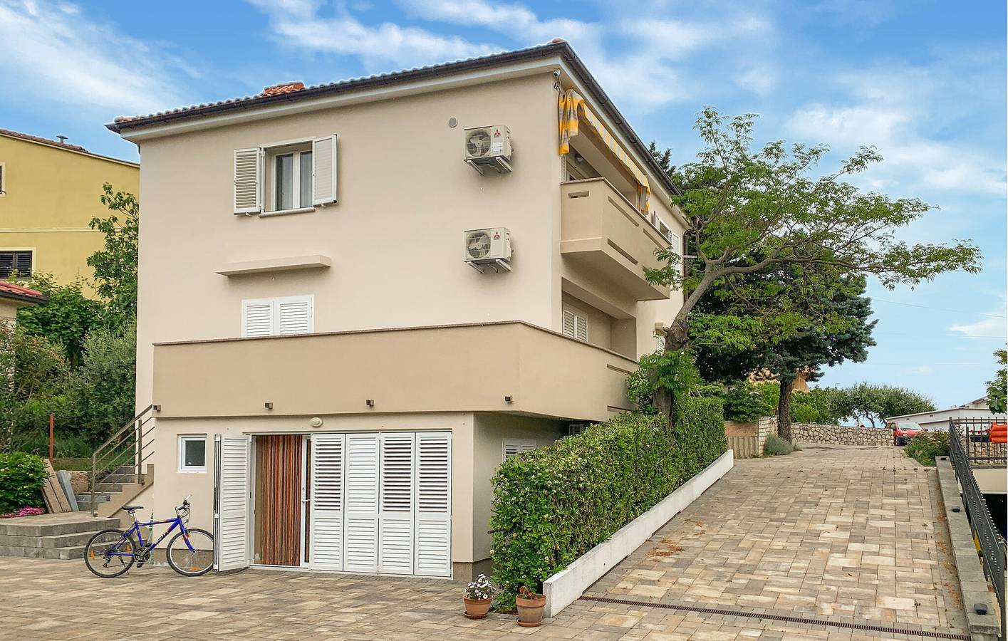 Appartement de vacances entier, Appartement confortable avec terrasse, parking et Wi-Fi près de la plage de Vela Plaža in Baška, Krk