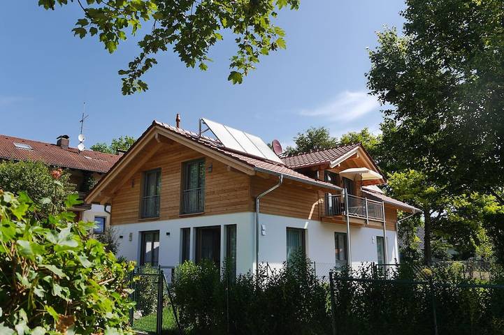 Ferienhaus für 14 Personen, mit Balkon und Garten sowie Sauna in Utting