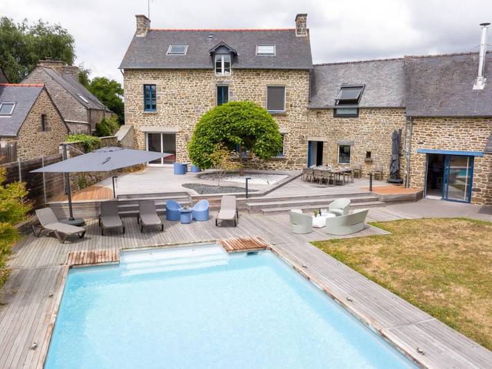 Location de vacances pour 12 personnes, avec terrasse ainsi que piscine et jardin à Le Tronchet