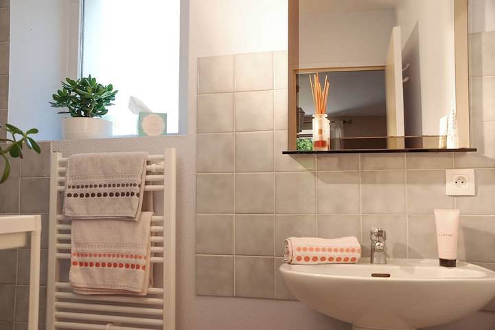 Gîte pour 4 personnes, avec terrasse ainsi que jardin et piscine, animaux acceptés à Vallières-les-Grandes - 4