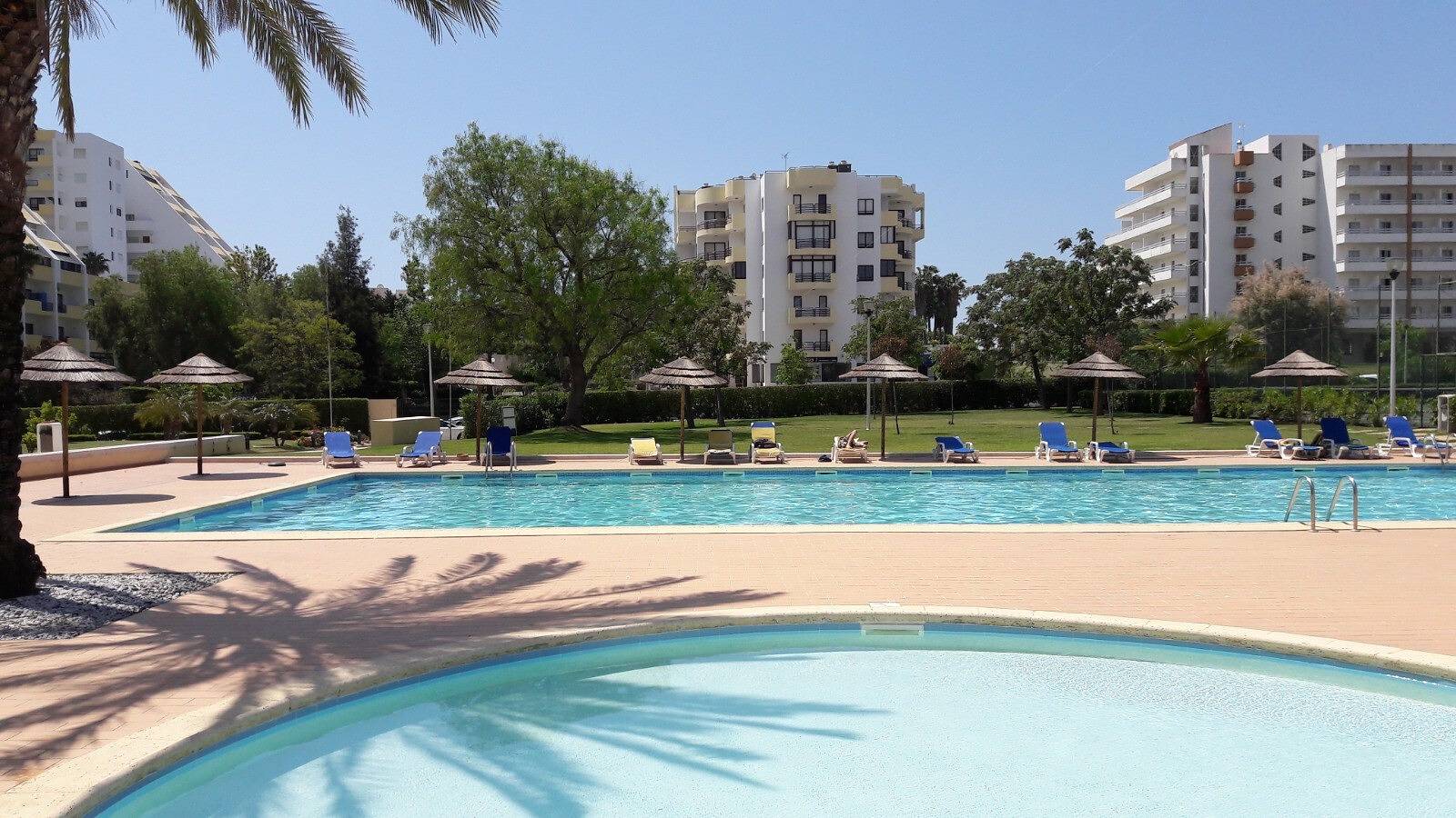 Ganze Wohnung, Apartment 'Paraiso Sol Da Rocha' mit Meerblick, Gemeinschaftspool und Wlan in Praia da Rocha, Portimão