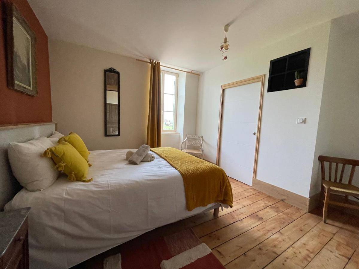 Queen Room with Garden View in Cluny, Région de Mâcon