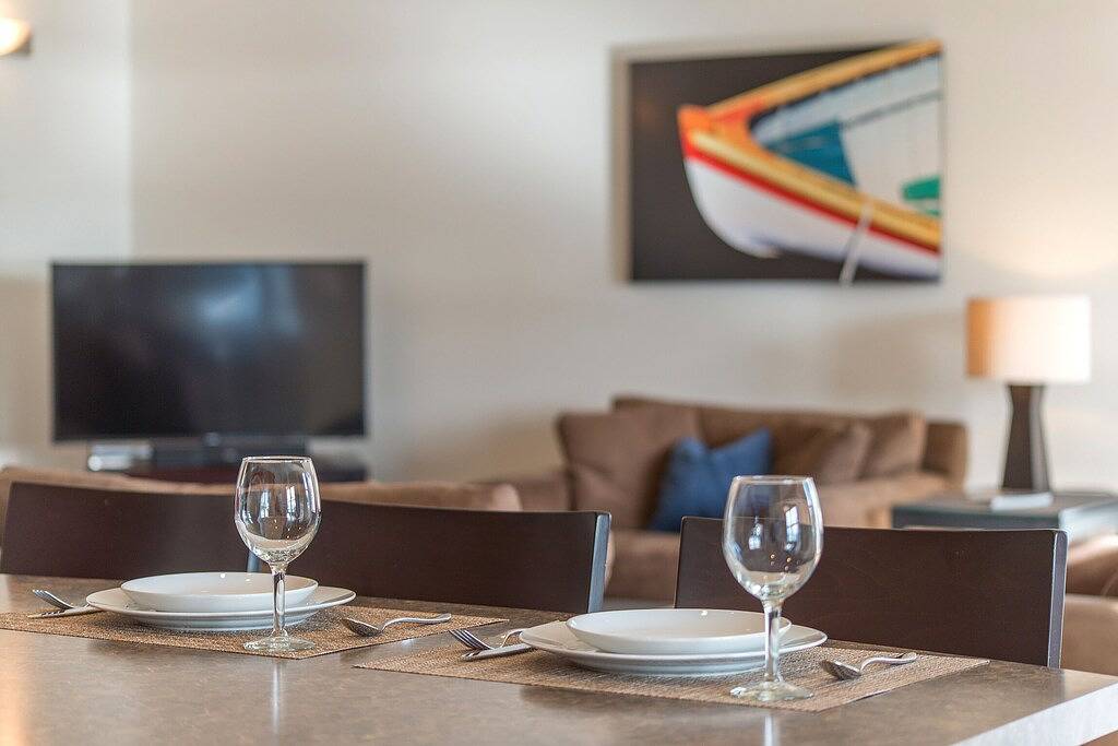 Ganze Wohnung, Wasserblick! Luxus-Suiten - zu Fuß zu Cafés, Geschäften, Kunstgalerien und Stränden. in Orcas Island