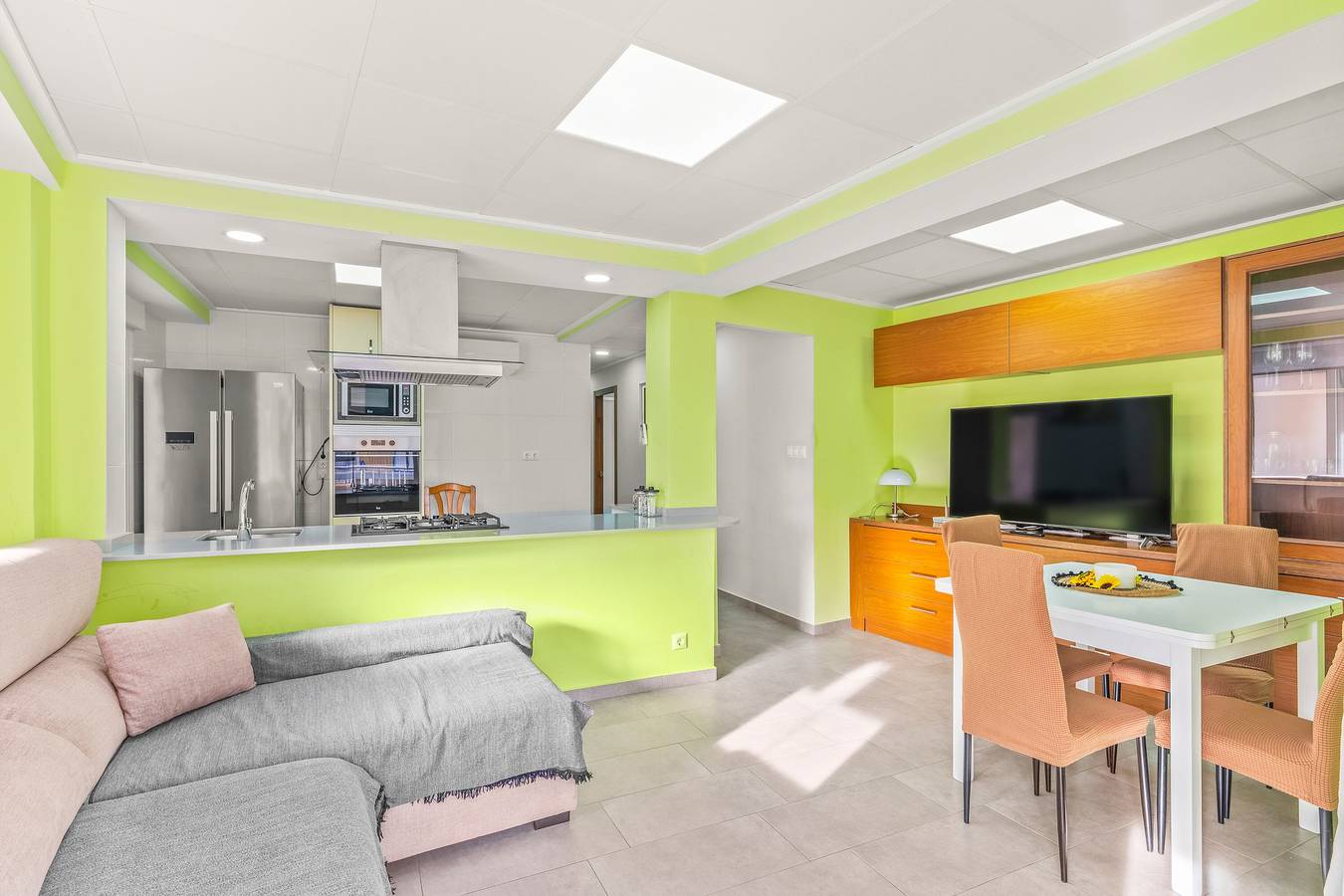 Apartamento entero, Apartamento 'Sunflower Santiago' con terraza privada, Wi-Fi y aire acondicionado in Santa Pola, Costa Blanca