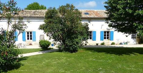 Location de vacances pour 9 personnes, avec jardin et piscine à Saint-Vincent-la-Châtre