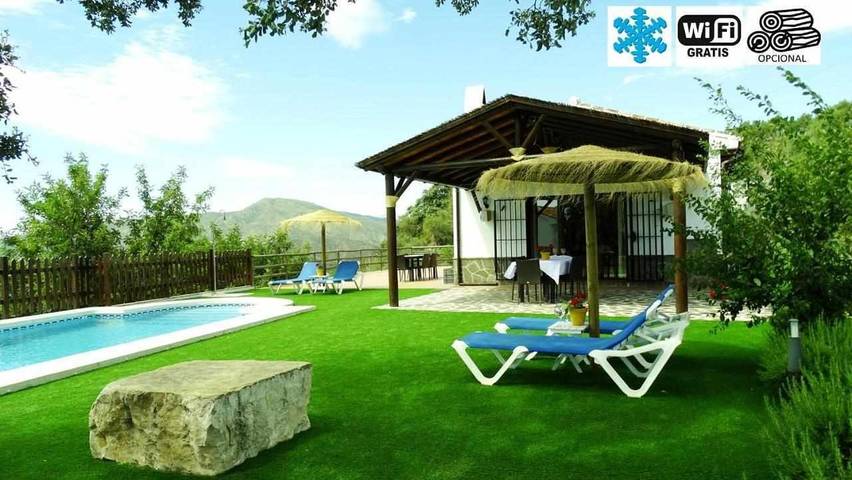 Casa rural para 5 personas, con vistas además de jardín y piscina en Álora
