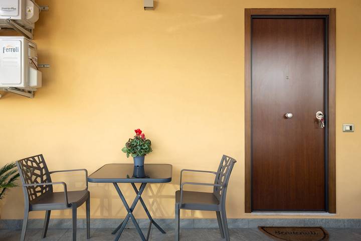 Apartamento entero, Apartamento 'Doppia con baño privado' con terraza compartida, Wi-Fi y aire acondicionado in Latina (Italia), Agro Pontino
