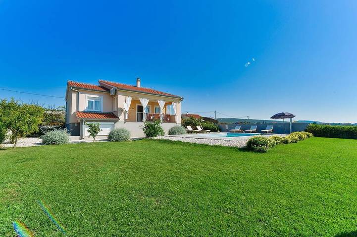 Ferienhaus für 7 Personen, mit Balkon und Garten sowie Pool in Debeljak