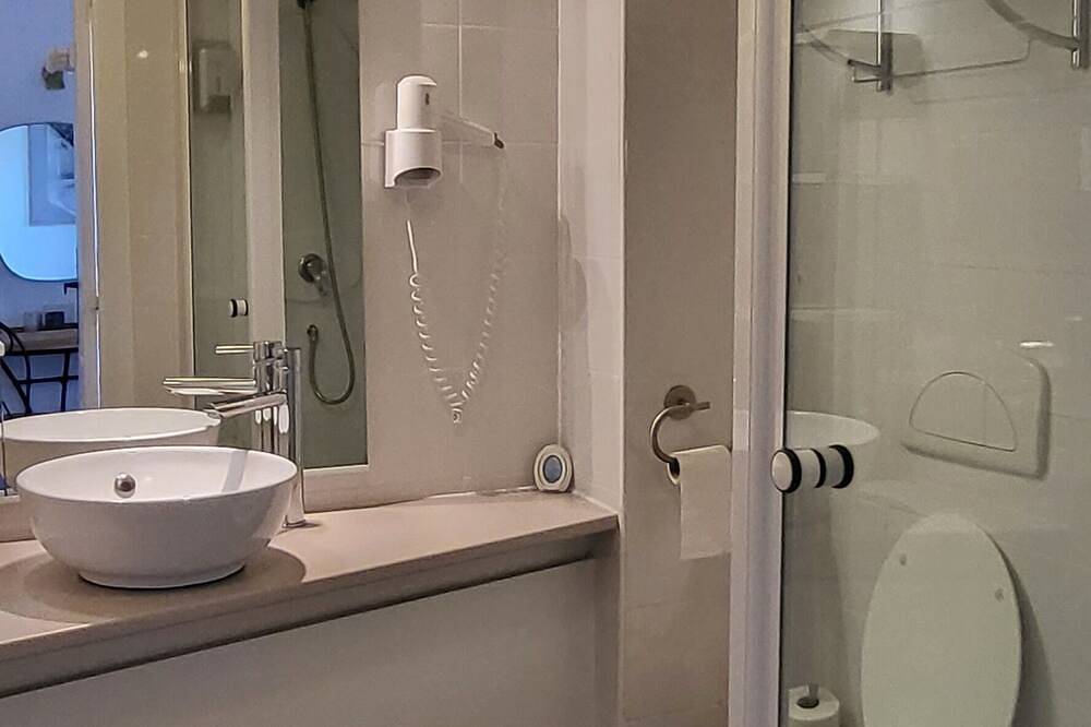 Chambre d'hôtes, La Maison Millésime, Chambre l'Olivier, salle de douche privée in Aigues-Vives (Hérault), Région de Béziers