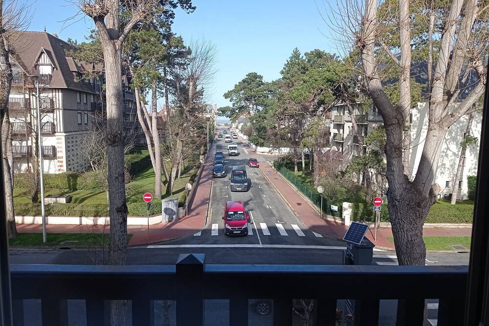 Entire apartment, Great sea view studio in Deauville, Lisieux region