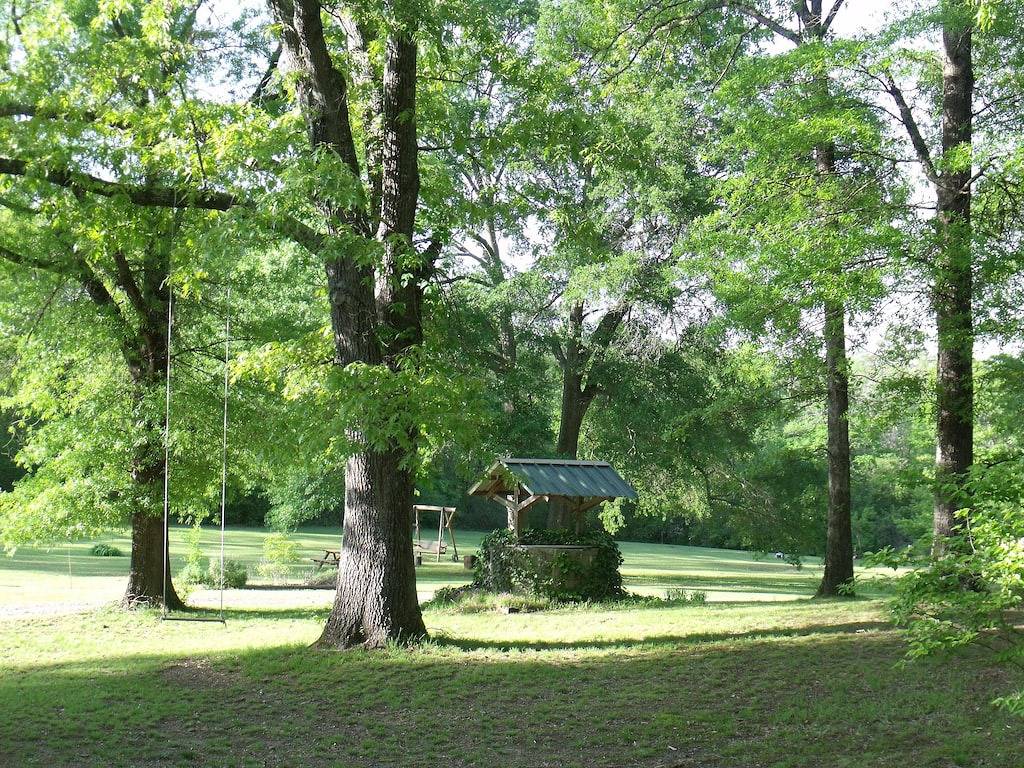 Geräumige Hütte auf einem schönen Grundstück nur 10 Minuten vom See entfernt in Ouachita National Forest