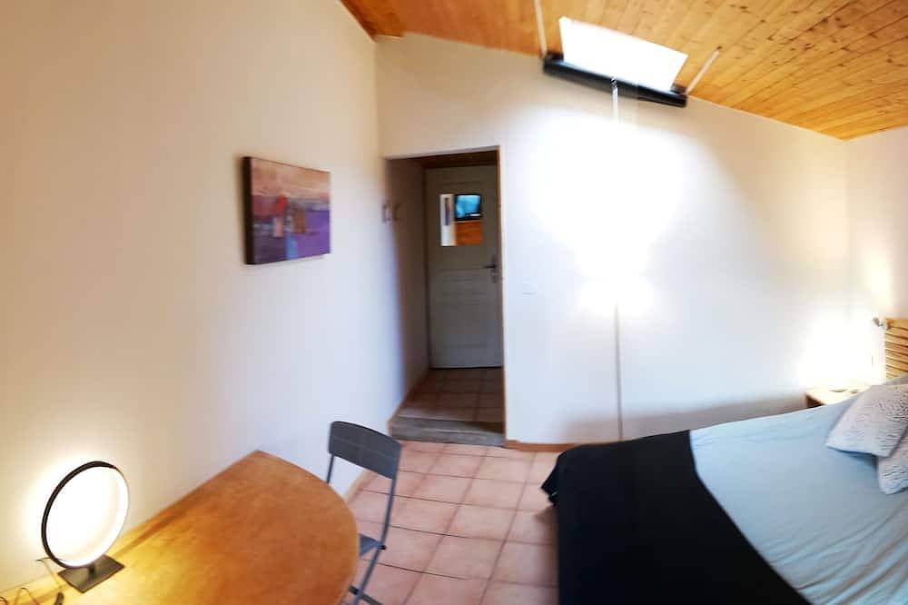 Entire apartment, Gîte \"Jali\" on property facing Lac du Salagou in Liausson, Lodève region
