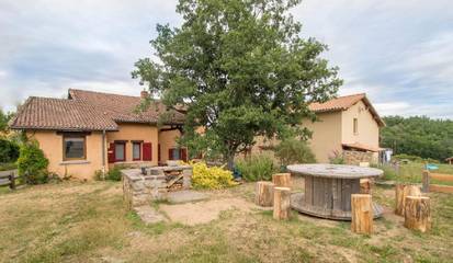 Gîte pour 10 personnes, avec terrasse et jardin à Courpière