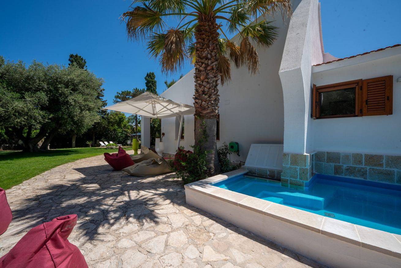 Villa Giglio al Mare con Giardino by Rentbeat in Rosa Marina, Salento