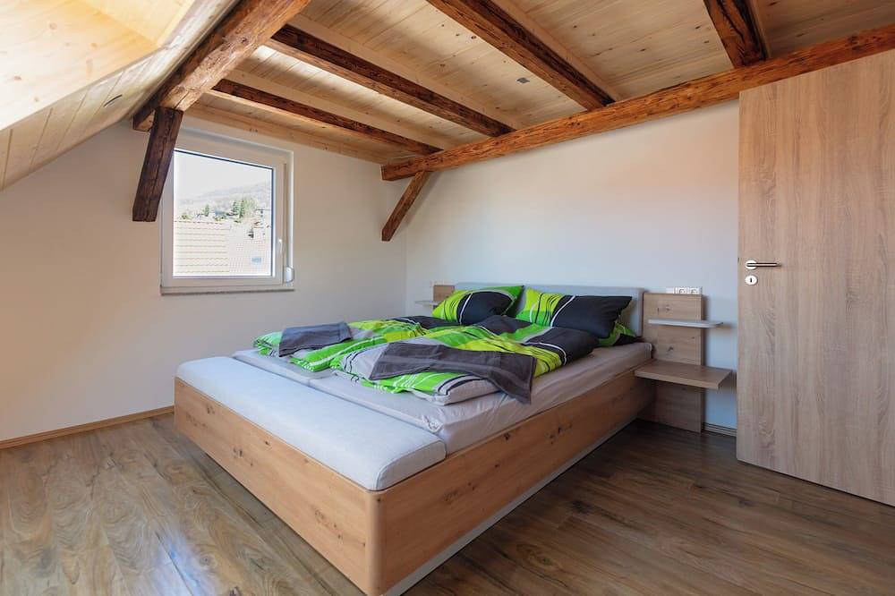 Ganze Wohnung, Neue Ferienwohnung in Herzen Dettingen`s mit Balkon in Dettingen an der Erms, Neckar-Alb