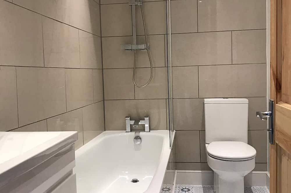 Entire apartment, A spacious two bedroom flat close to Worthing town, beach and train station in Worthing, West Sussex