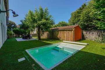 Gîte pour 12 personnes, avec piscine et terrasse ainsi que jardin et vue à Labouheyre