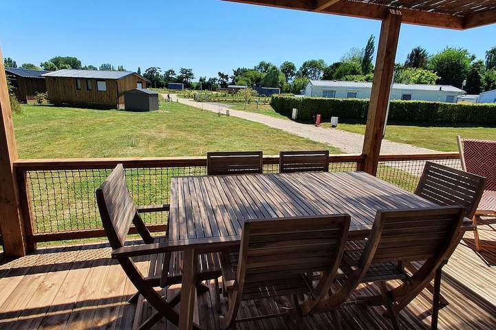 Location de vacances pour 6 personnes, avec terrasse et jacuzzi ainsi que jardin et piscine à Sainte-Opportune-la-Mare
