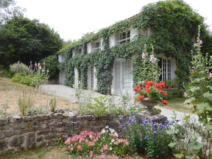 Chambre d’hôte pour 3 personnes, avec Terrasse et Jardin ainsi que Piscine et Vue à L'Île-d'Elle