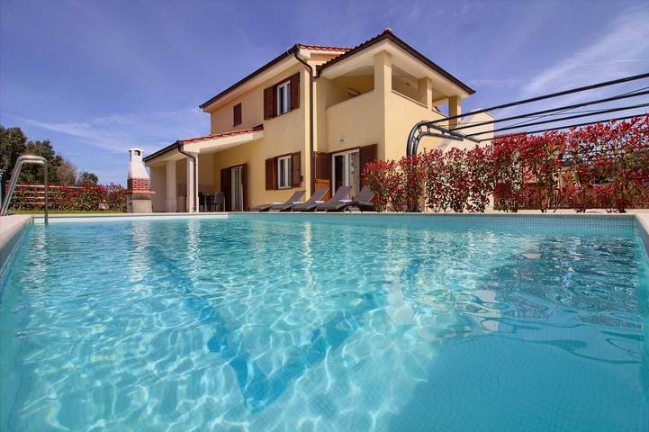 Villa für 20 Personen, mit Balkon und Terrasse sowie Pool in Medulin