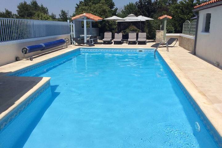 Gîte pour 6 personnes, avec terrasse et jardin à Saint-Fraigne