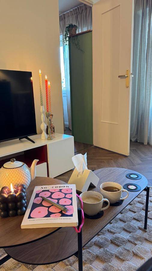Appartement entier, Cosy appartement Calme rénové proche aéroport gare et mer in Saint-Laurent-du-Var, Côte méditerranéenne (France)