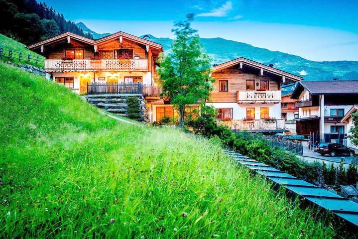 Vakantiewoning voor 6 personen, with Balkon and Whirlpool as well as Terras and Tuin in Lanersbach