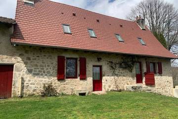 Gîte pour 10 personnes, avec terrasse et jardin dans Le Rouget-Pers