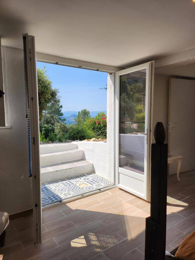 Gîte pour 2 personnes, avec piscine et terrasse ainsi que jardin et vue à Taradeau - 4