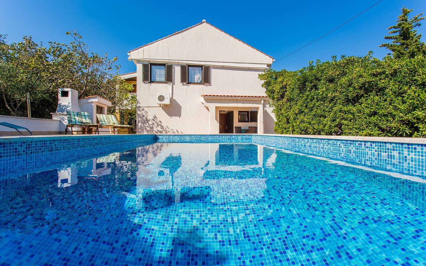 Ganze Wohnung, Apartment Zeljko - mit Pool, 200 m vom Meer, ein Schlafzimmer, überdachte Terrasse, privater Parkplatz, Grill, Außendusche, Sonnenliegen in Silo (Krk), Krk