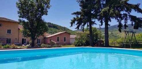Gîte pour 6 personnes, avec terrasse ainsi que piscine et jardin dans Rhône