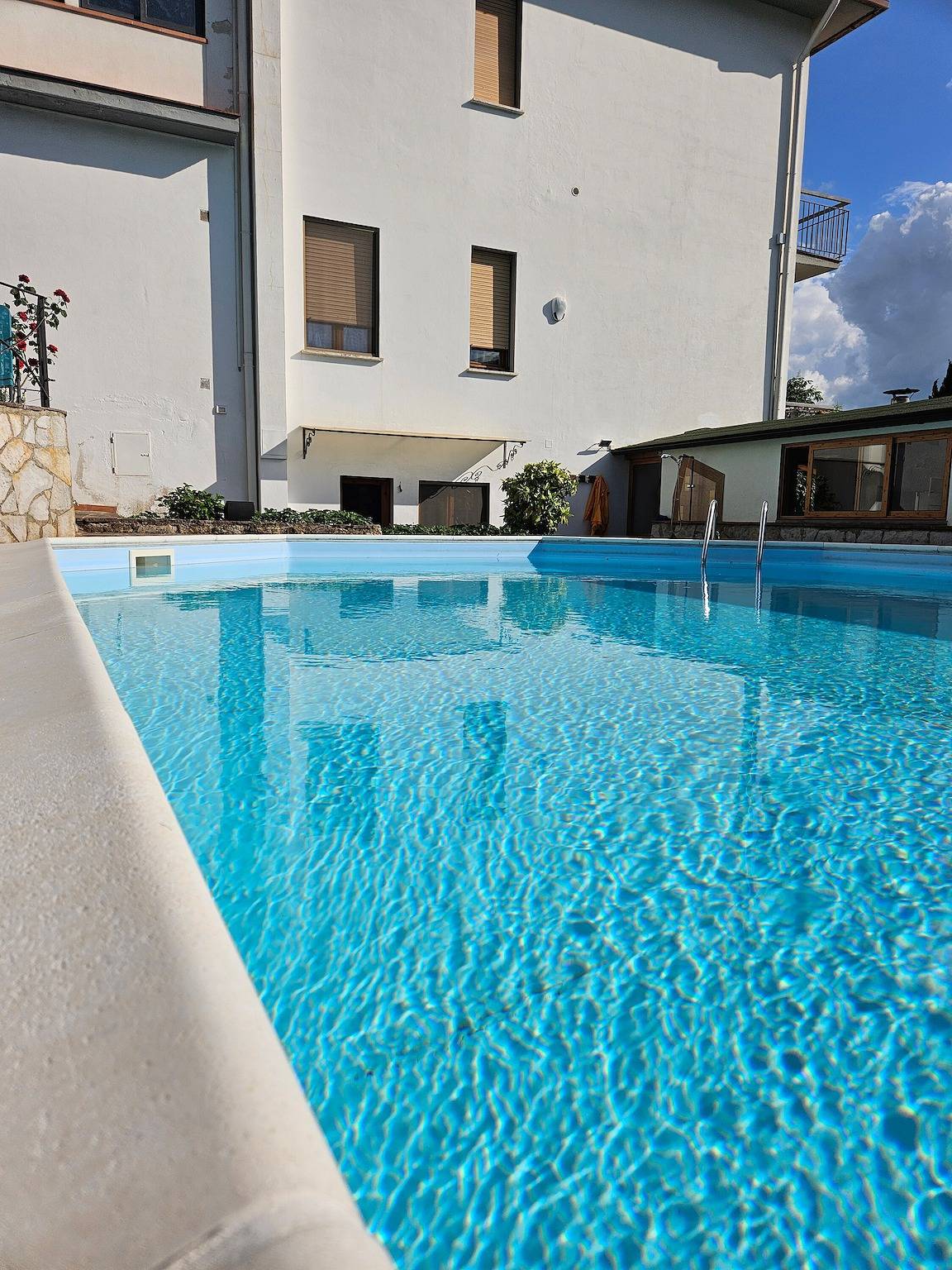 Ampio e accogliente appartamento con piscina riscaldata in Pelago, Chianti