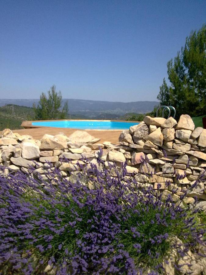 Gîte pour 5 personnes, avec piscine ainsi que terrasse et vue, adapté aux familles à Rognes