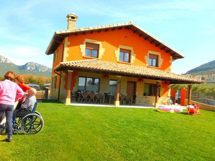 Casa rural para 14 personas, con jardín y vistas en Allín