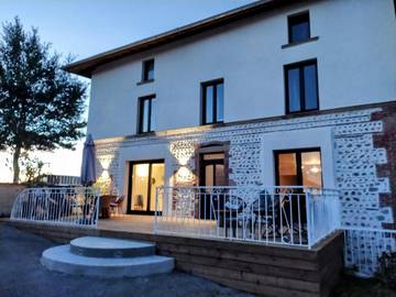Gîte pour 7 personnes, avec piscine et terrasse à Gillonnay